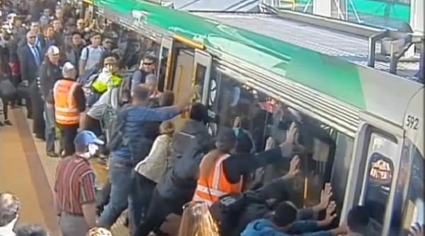 video spectaculos i a prins piciorul intre tren i peron