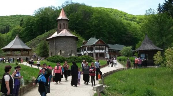 arsenie boca maicu ele de la manastirea prislop locul de veci al parintelui au alungat comercian ii