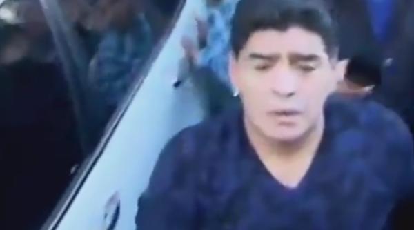 diego maradona a lovit un jurnalist video