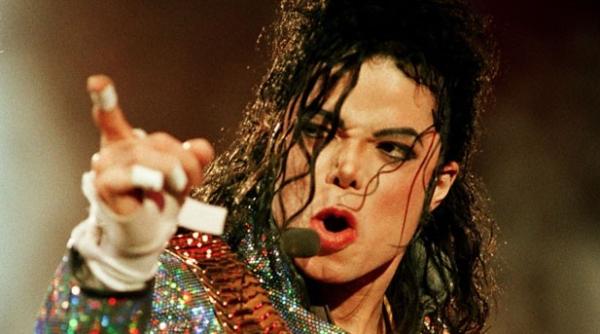 michael jackson traia in mizerie i urina pe podea
