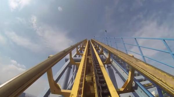 rollercoaster ul care ar fi trebuit sa fie ilegal e nebunie totala