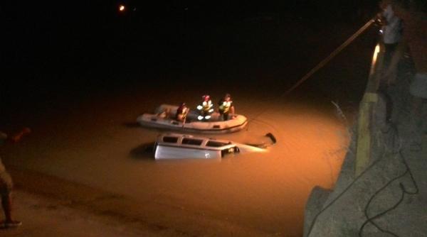 cadavru gasit intr o ma ina pe fundul unei ape video