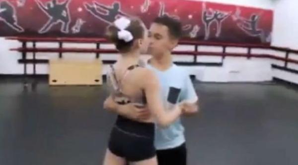 reac ia incredibila a unei feti e la primul sarut video