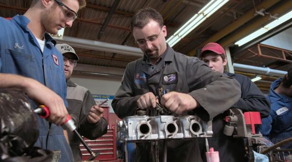 studiu jumatate dintre tineri ar alege meserii pe care sa le invete rapid parintii vor studii