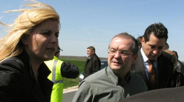 emil boc somat sa demisioneze din pdl din cauza elenei udrea