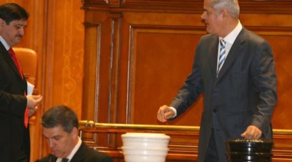 valeriu zgonea adrian nastase pre edintele camerei sus ine revenirea la votul pe liste propus de fostul premier