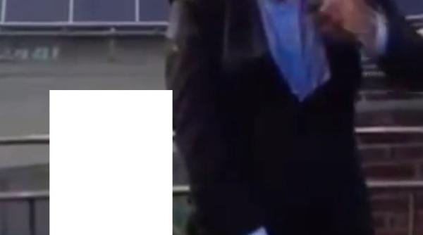 liderul ecologistilor germani s a fotografiat langa o planta de marijuana