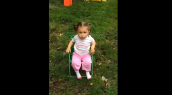 ice bucket challenge reac ia incredibila a unei feti e care accepta provocarea