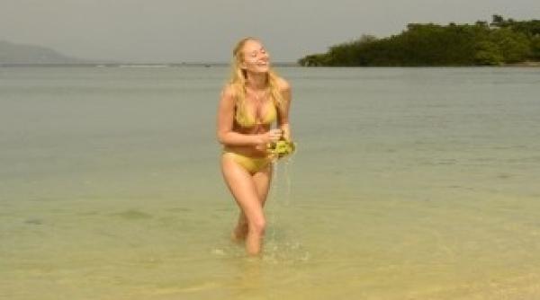 provocarea ice bucket laura cosoi a facut o la mare