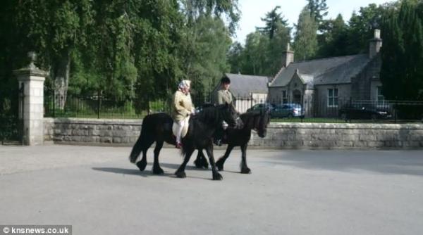 regina elisabeta a ii a a marii britanii calare pe cal la 90 de ani