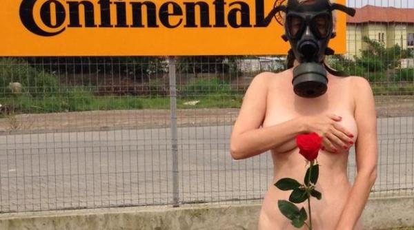 protest antipoluare o soprana s a fotografiat nud si cu o masca de gaze pe fata