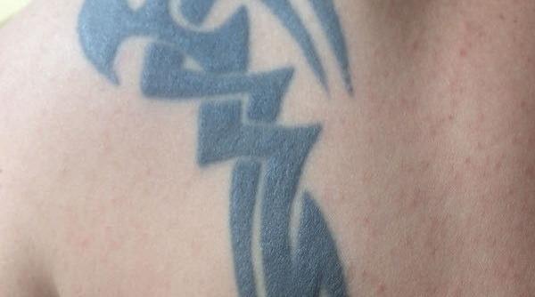 tatuaj facut in adolescenprc c8prc 9ba  cum l a prc e2prc 80prc 9dcorectatprc e2prc 80prc 9d un tanar   foto