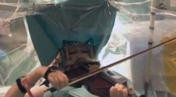 a cantat la vioara in timp ce era operata pe creier   video