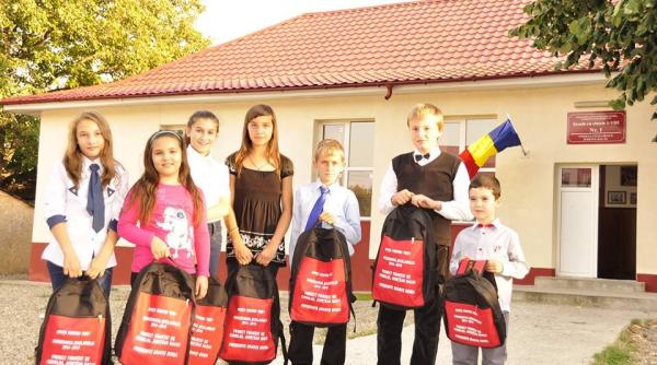 ghiozdanul scolarului la bacau miroase a campanie electorala