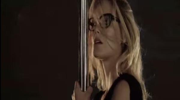 top modelul bar rafaeli  scandal pentru un clip publicitar   video