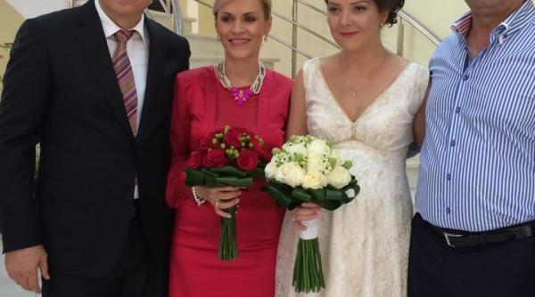 gabriela firea eleganta la cununia civila a finilor sai foto