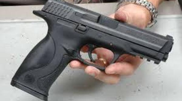 gala i tanar cu pistol descoperit in autobuz