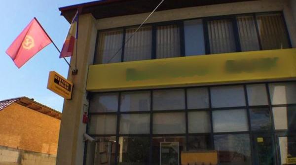 bizar steaguri comuniste arborate pe sediul unei banci care a fost reac ia bancii