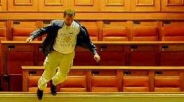 adrian sobaru a intrat cu ma ina in guvern sobaru re inut pentru 24 de ore