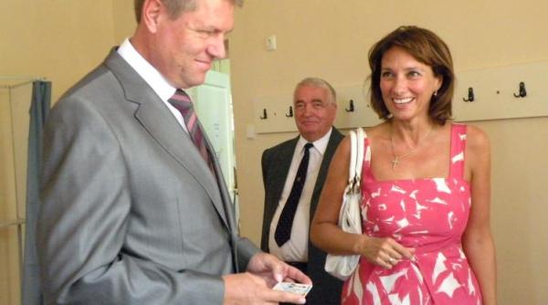 exclusiv iohannis autobiografia pas cu pas detalii de culise despre candidatura prima intalnire cu so ia sa i un razboi cu basescu