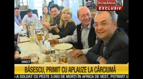 traian basescu i elena udrea la o bere dupa mitingul electoral