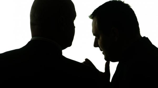 klaus iohanis ofi eri acoperi i in presa i politica liderul pnl revine asupra declara iei despre spioni in presa i politica