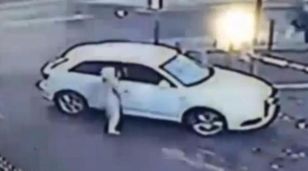 o femeie s a luptat singura cu un barbat a incercat sa ii fure masina video