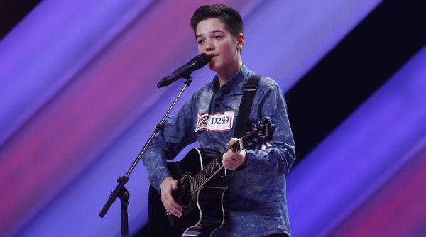 x factor tefan banica cu lacrimi in ochi bai esti foarte bun bai baiatule