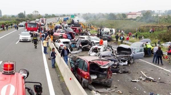 accident grecia un ofer de tir roman a lovit 30 de ma ini pe o autostrada bilan 4 mor i i 20 de rani i