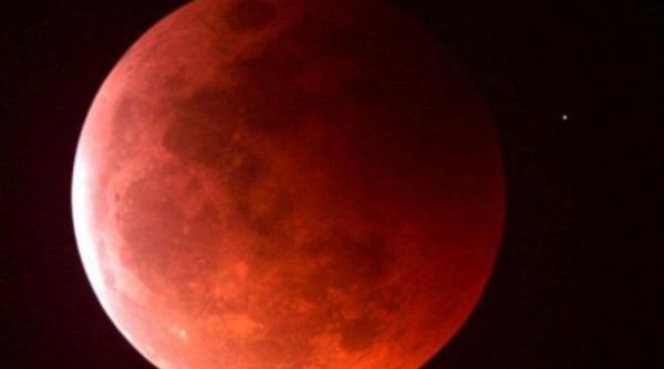 eveniment astronomic luna sangerie vizibila pe 8 octombrie