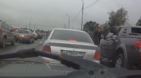 ofer agresiv in trafic lini tit de un pasager necuvantator video