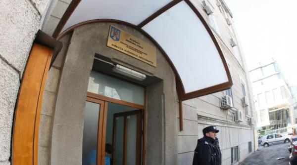 scandal la dna u a de la intrare distrusa de un barbat revoltat