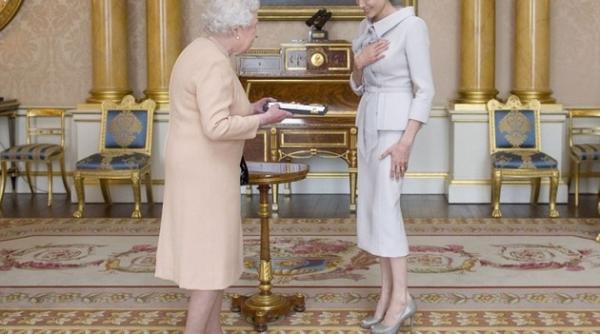 angelina jolie distinc ie din partea reginei elisabeta pentru lupta impotriva violen elor sexuale