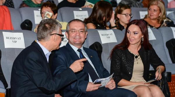 emil boc alaturi de so ia sa la un eveniment cultural foto