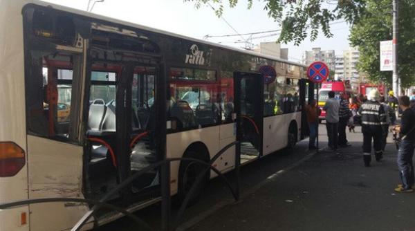 accident grav in bucure ti zece persoane au fost ranite dupa ce un tramvai a lovit un autobuz