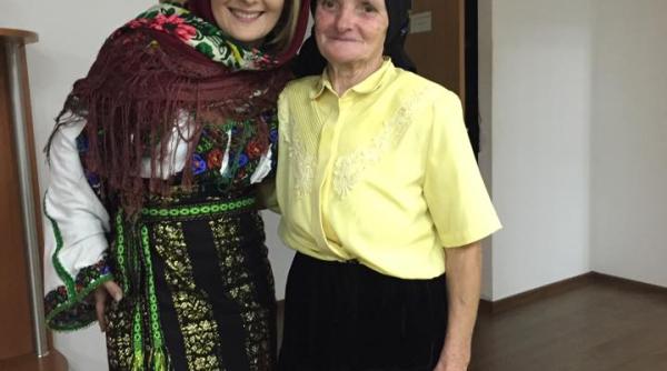 alessandra stoicescu in port popular cu gandul la bunica maria