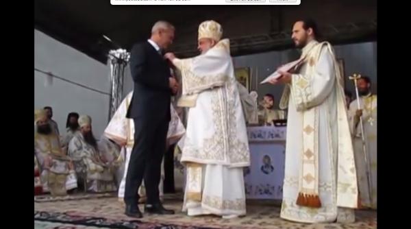 liviu dragnea decorat de patriarhul daniel cu ordinul sfin ii martiri brancoveni vrednic este i au cantat preo ii video