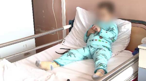 copil de 4 ani cu fa a desfigurata i ochii tumefia i internat in spital pe cine acuza