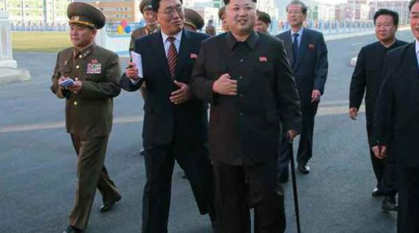 kim jong un liderul nord coreean in public sprijinit intr un baston video