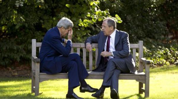 john kerry si serghei lavrov dezbat soarta lumii in parc foto
