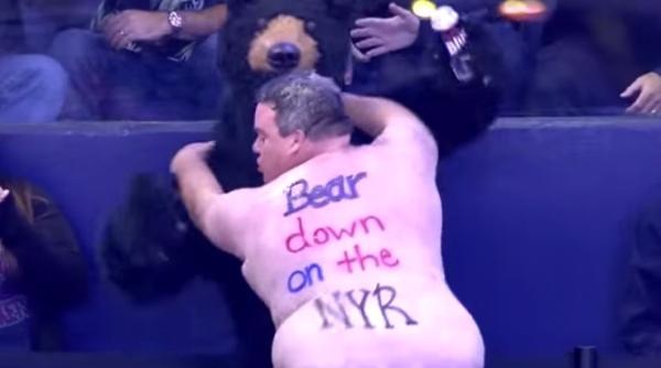 spectacol uluitor oferit de un fan impatimit al echipei columbus blue jackets