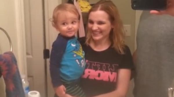 cum reac ioneaza un bebelu atunci cand i i descopera sprancenele video