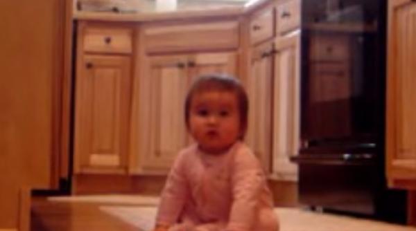 video cum se bucura un bebelu de revederea tatalui