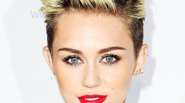 miley cyrus ipostaza ocanta pe scena