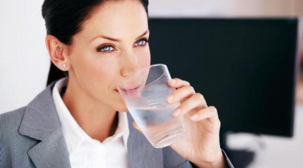 apa calda pe stomacul gol ase beneficii uimitoare