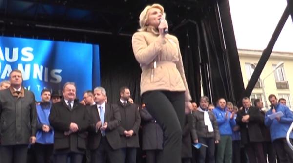 gafa imensa de campanie andreea paul pe scena alaturi de klaus iohannis vota i victor ponta video