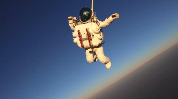 salt cu parasuta din stratosfera vicepresedintele google doboara recordul mondial video