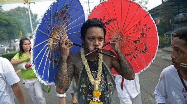 festivalul vegetarian din thailanda oamenii se mutileaza din respect pentru animale