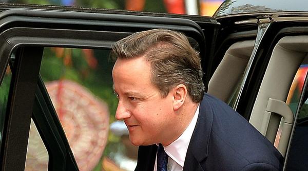 video premierul david cameron impins de un barbat poli ia a deschis ancheta