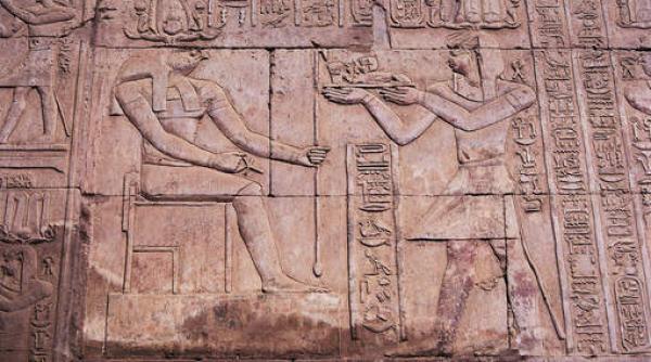 templu faraonic descoperit in urma unor sapaturi ilegale sub o casa din cairo